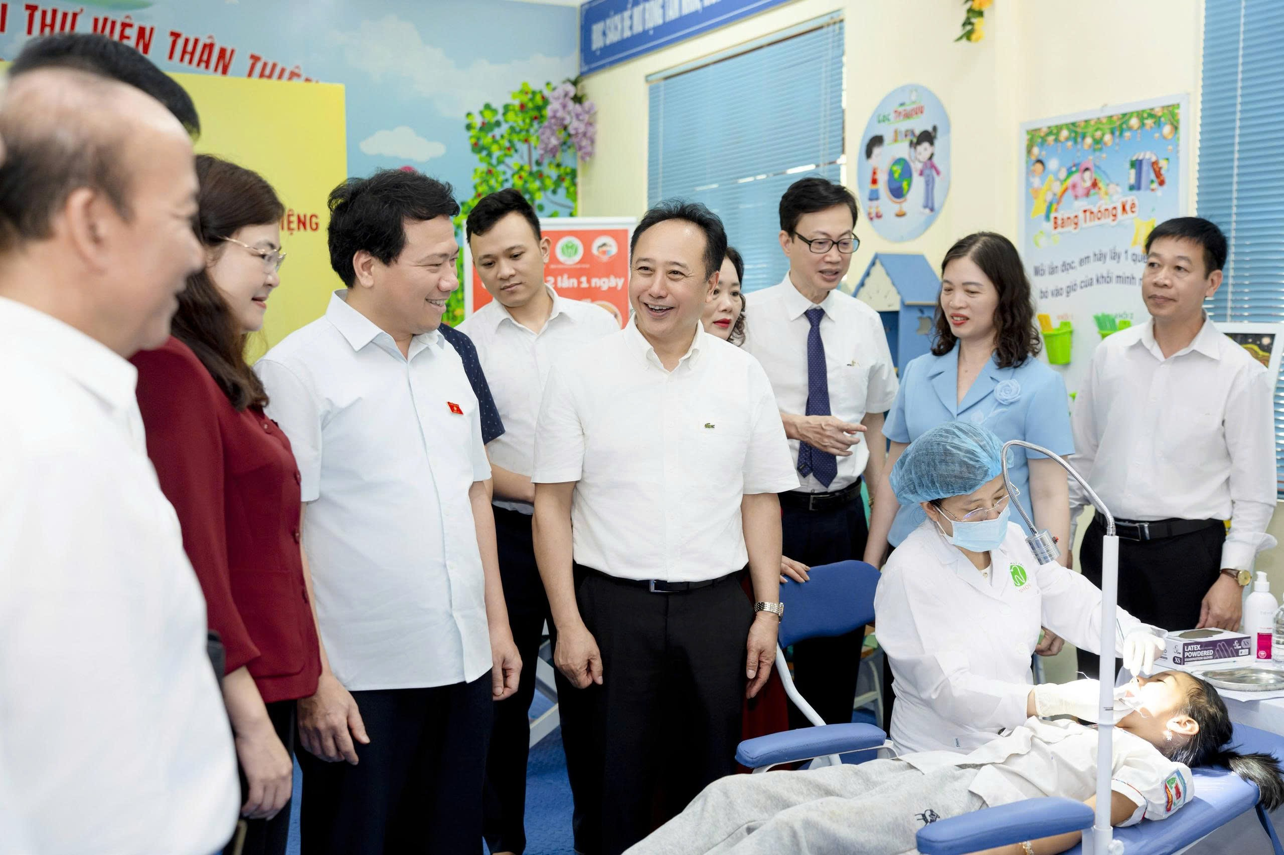 Các đại biểu tham quan thực tế triển khai chương trình "Triển khai mô hình kết hợp công – tư chăm sóc sức khỏe răng miệng trong trường học"